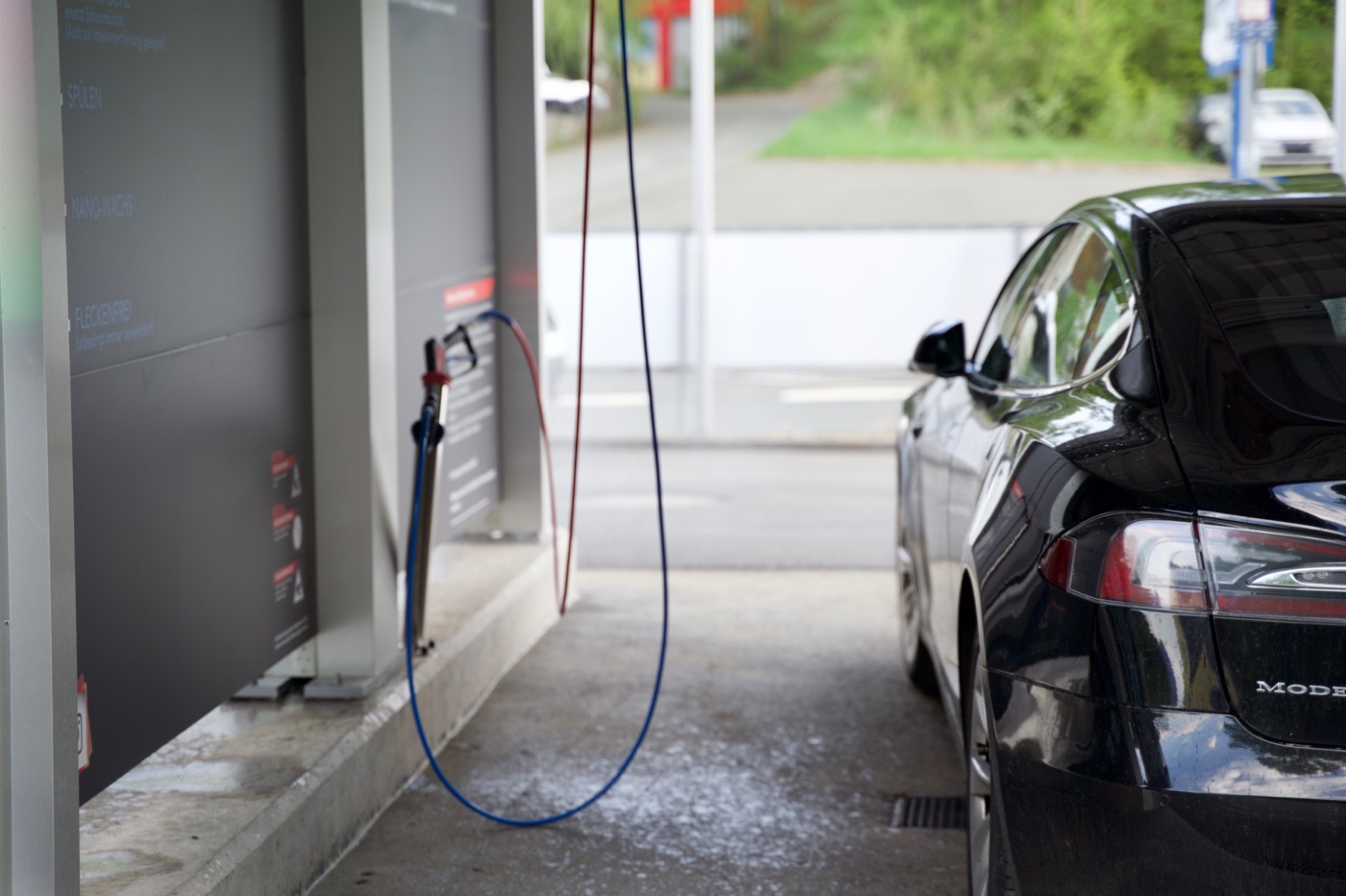 Waschplatz mit Tesla Model S beim Waschen